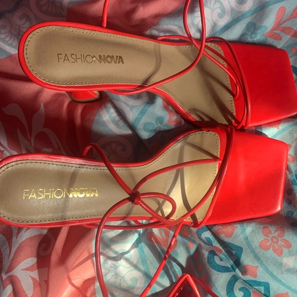 Size 11 fashion nova heeled sandal red not worn at all - Picture 1 of 2